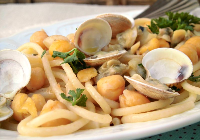 spaghetti con vongole e ceci