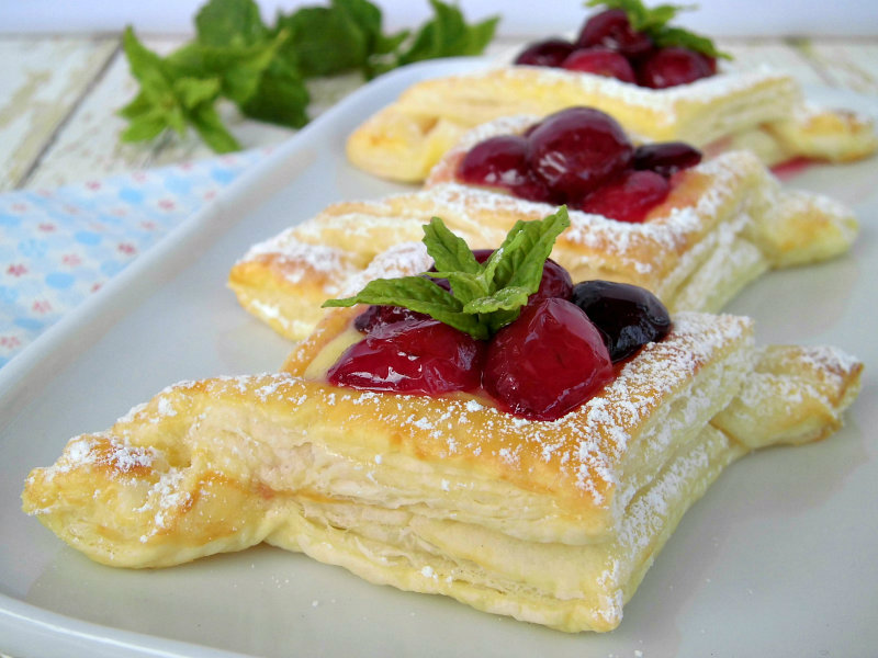 sfogliatine con crema e ciliegie