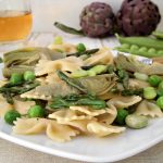 Quadrotti di torta al cioccolato e ciliegie