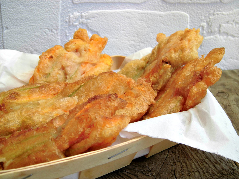 Fiori di zucca fritti con mozzarella ed alici