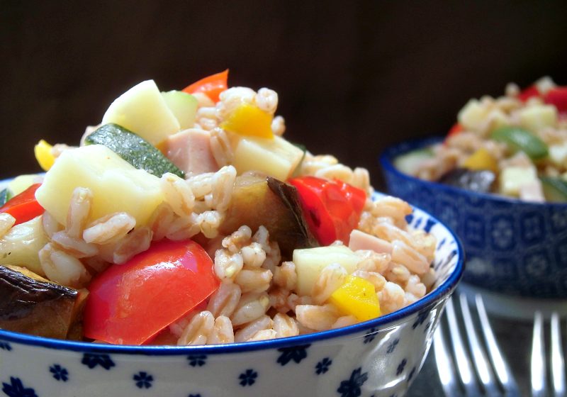 insalata di farro con verdure estive