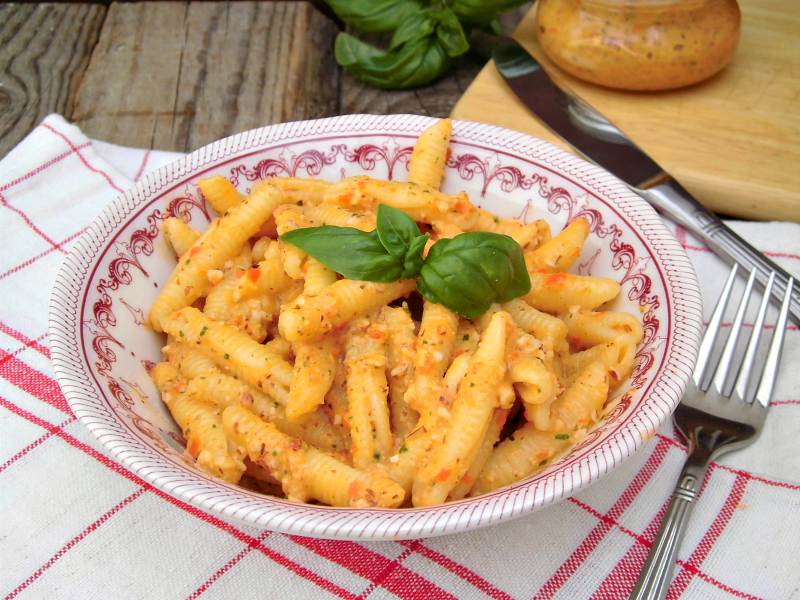 pasta fredda con pesto alla siciliana