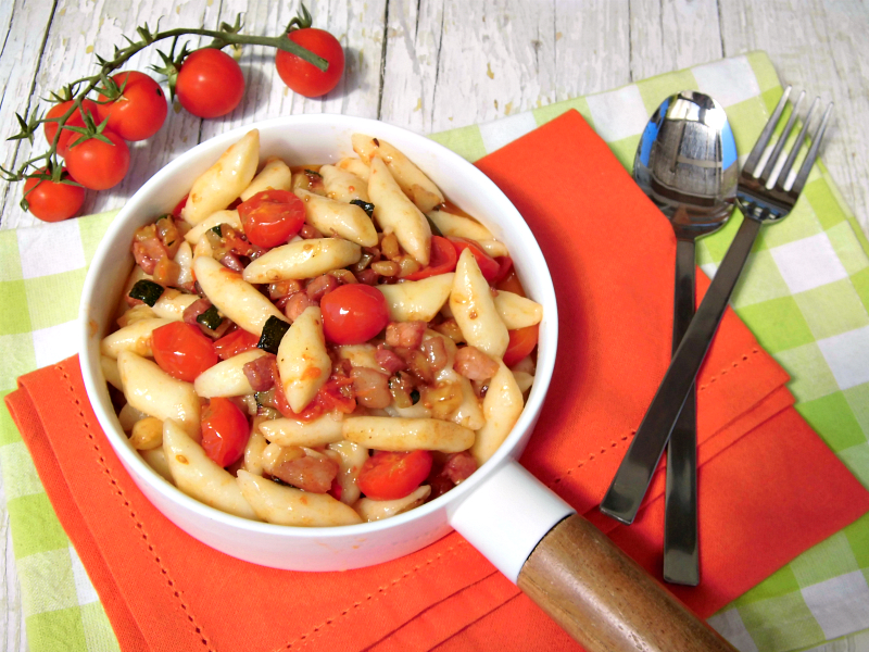 Gnocchi con pancetta zucchine e pomodorini Home Sweet Home