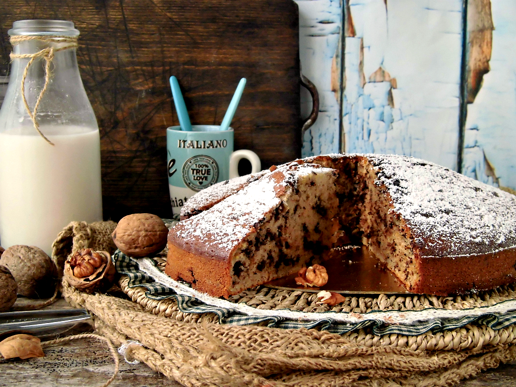 Torta con okara di noci e gocce di cioccolato