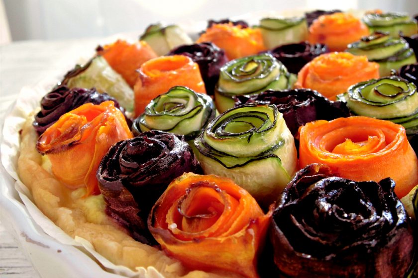 Torta salata con rose di carote e zucchine