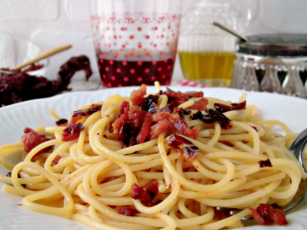 Spaghetti con pancetta e peperoni cruschi