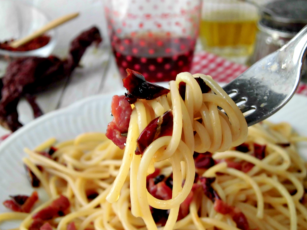 Spaghetti con pancetta e peperoni dolci secchi