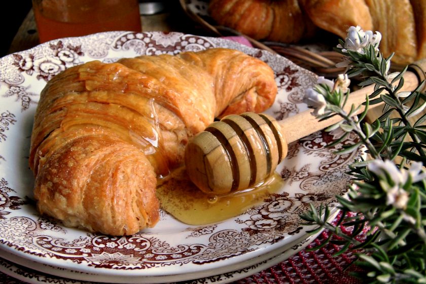 Cornetti sfogliati con farina semintegrale di farro e miele.jpg