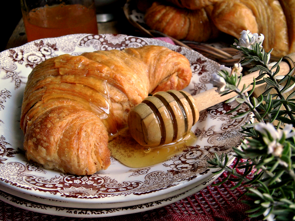 Cornetti sfogliati con farina semintegrale di farro e miele.jpg