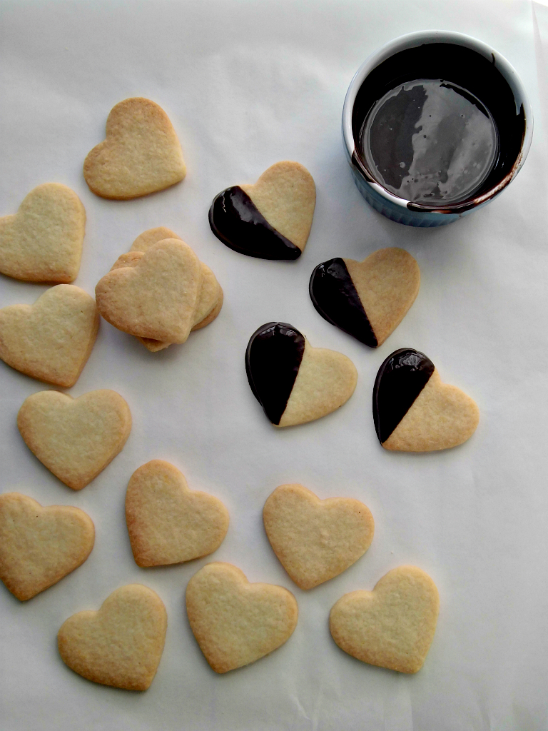 biscotti a forma di cuore glassati al cioccolato.jpg