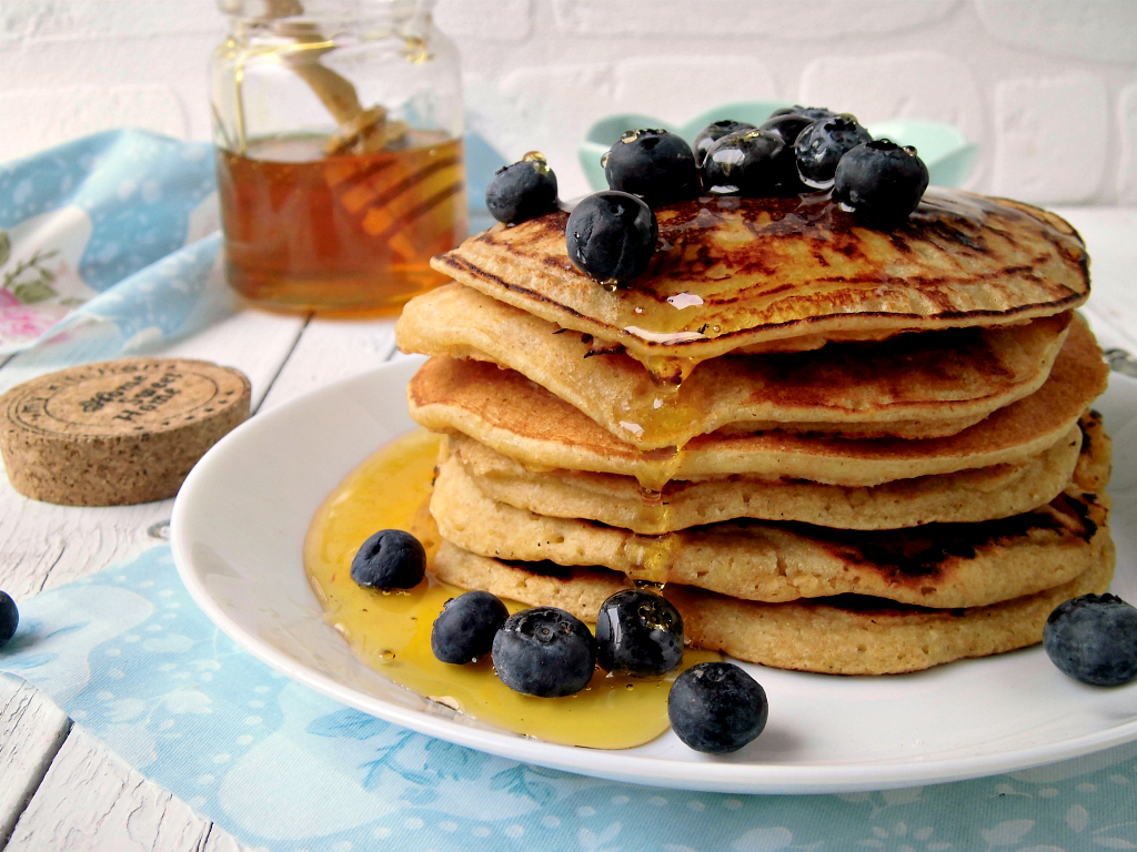 Pancakes di farro con miele e mirtilli