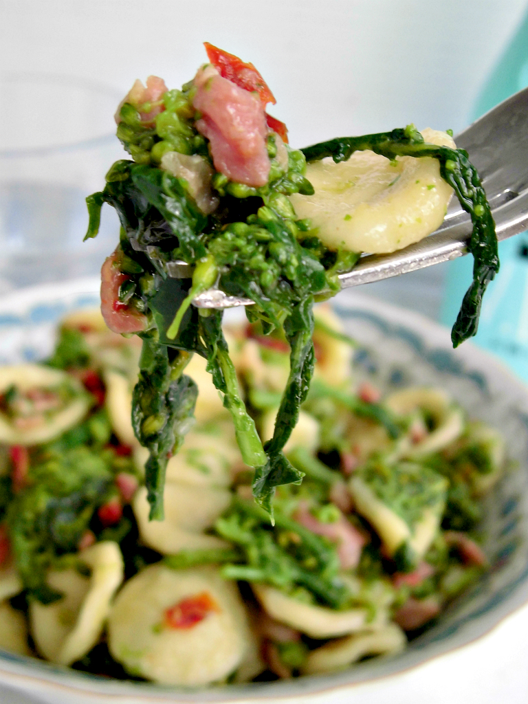 Orecchiette con cime di rapa e pancetta.jpg