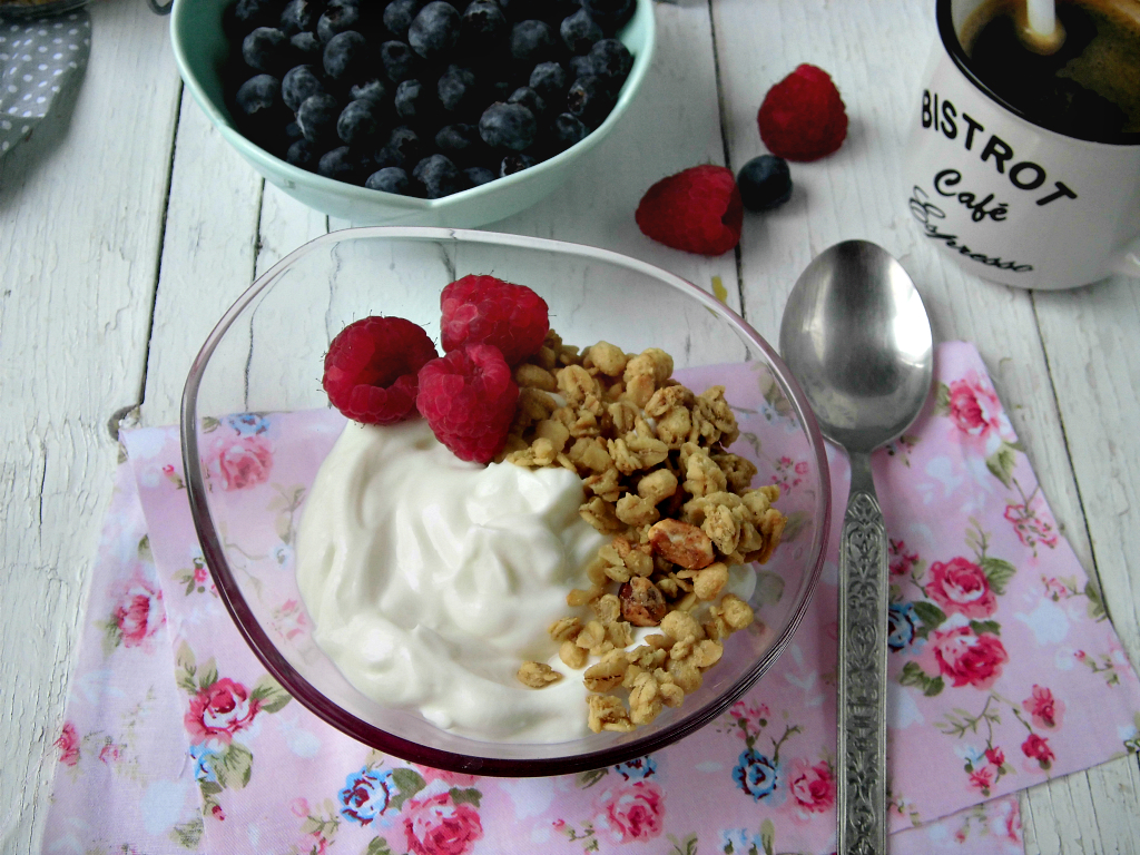 Yogurt fatto in casa con frutta e granola