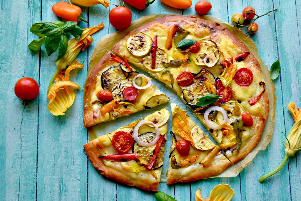 Se cercate un'idea per una cena veloce e saporita, provate questa focaccia all'ortolana, ricca di verdure grigliate. Per prepararla ho utilizzato una base