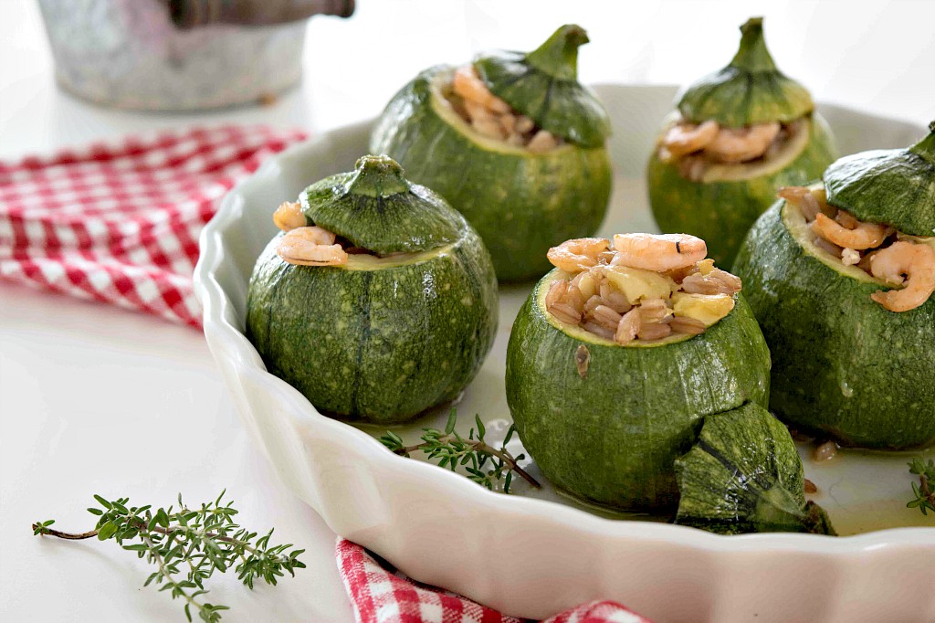 Zucchine ripiene con farro e gamberetti