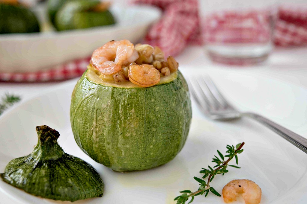Zucchine ripiene con farro e gamberetti